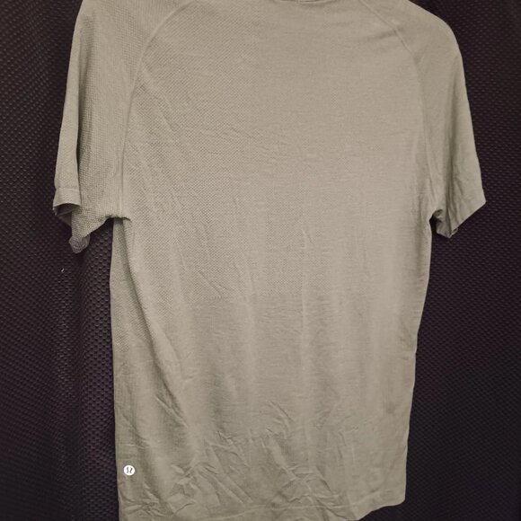 Lululemon Mens Short Sleeve Size M - Picture 3 of 5